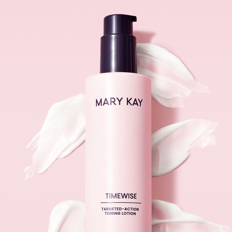 Botella deTimeWise Targeted-Action Toning Lotion contra un fondo rosa con muestra de producto